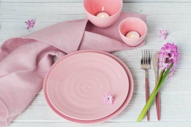 Mor sümbül çiçek ile pembe rustik masa ayarı, mumlar bir