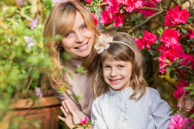 Anne ve kızı büyüyen bitkiler, Bahçe sera içinde. 