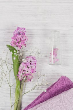 Pembe Sümbüller çiçek, havlu ve Amba soyut kompozisyon