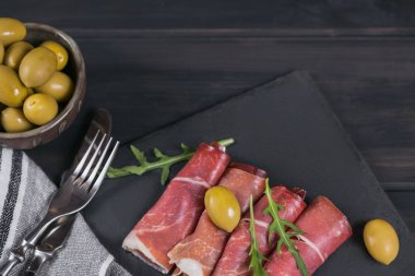 Jambon veya Ispanyol Jamon se dilim ile siyah taş tabağı