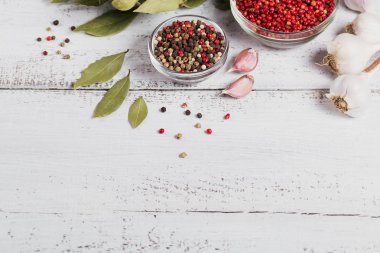 Çeşitli biber baharatları. Biber karışımı. Siyah, kırmızı ve beyaz pepperc