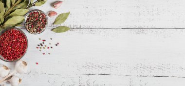 Çeşitli biber baharatları. Biber karışımı. Siyah, kırmızı ve beyaz pepperc