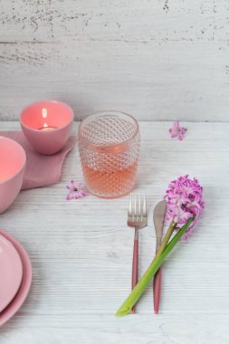 Mor sümbül çiçekler, keten na ile pembe rustik masa ayarı