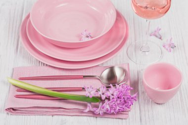 Mor sümbül çiçek ve keten ile pembe rustik yer ayarı 