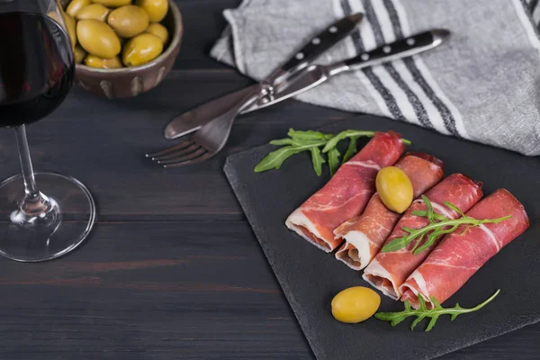 Bandeja de piedra negra con lonchas de jamón curado o jamón español se —  Fotos de Stock