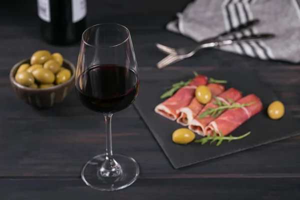 Bandeja de piedra negra con lonchas de jamón curado o jamón español se —  Fotos de Stock