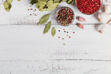 Çeşitli biber baharatları. Biber karışımı. Siyah, kırmızı ve beyaz pepperc