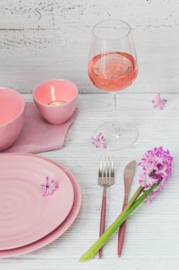 Mor sümbül çiçek ile pembe rustik yer ayarı, mumlar bir