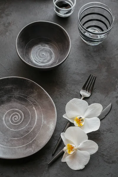 Configuração de mesa de elegância com guardanapo cinza de malha, talheres, cerami — Fotografia de Stock