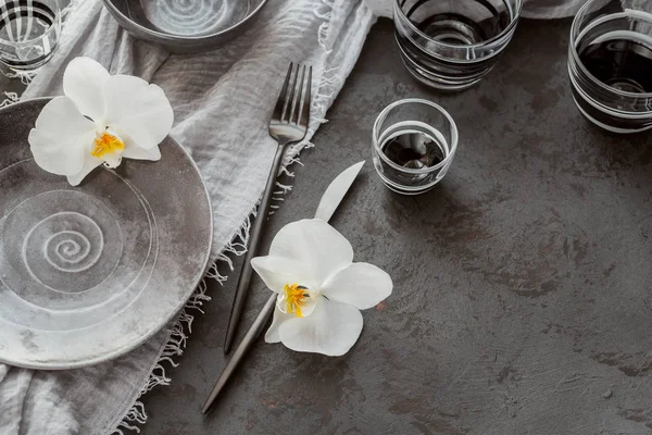 Elegante Tischdekoration mit gestrickter grauer Serviette, Besteck, Keramik — Stockfoto