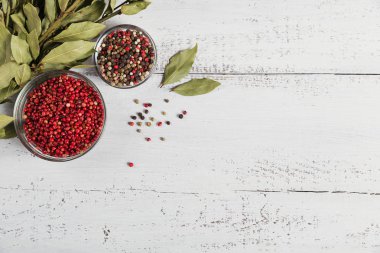 Çeşitli biber baharatları. Biber karışımı. Siyah, kırmızı ve beyaz pepperc