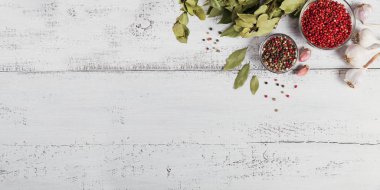 Çeşitli biber baharatları. Biber karışımı. Siyah, kırmızı ve beyaz pepperc