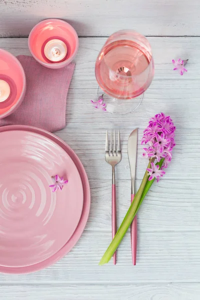 Pink rustic table setting with purple hyacinth flowers, linen na — Stock Photo, Image