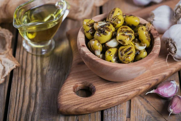 Zaitun panggang dengan bawang putih, minyak zaitun dan rempah-rempah di hutan pedesaan — Stok Foto