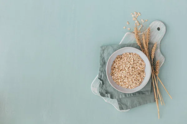 一碗干燕麦片，麦穗，浅色背景，与 — 图库照片