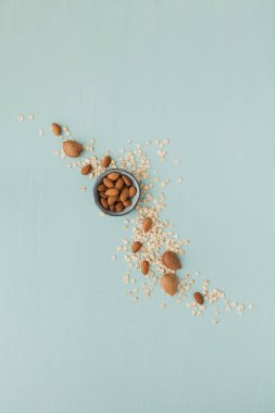 Kuru yulaf ezmesi, buğday ve badem fındıklı hafif g