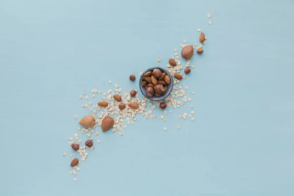 Хлопья из сухой овсянки с колосьями из пшеницы, фундука и миндальных орехов — стоковое фото