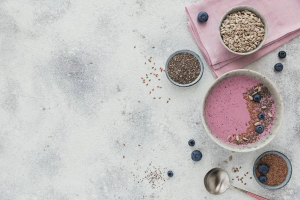Рожева миска з йогуртом, виготовлена зі свіжої чорниці та насіння — стокове фото