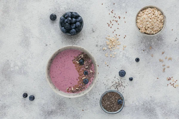 Інгредієнти для приготування рожевого йогурту в мисці з чорницею — стокове фото