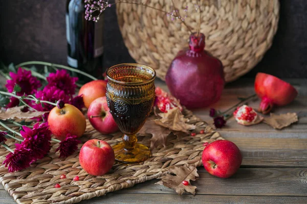 Oogst van rode appels, grapefruit met glas rode wijn, herfst — Stockfoto