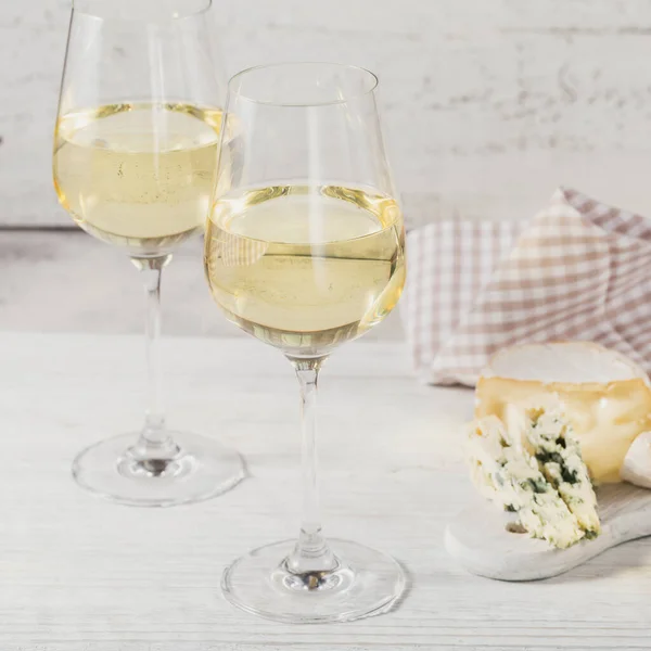 Twee Glazen Witte Wijn Geserveerd Met Kaasplankje Witte Achtergrond Wijnstemmingsconcept — Stockfoto