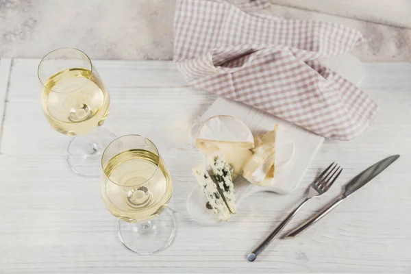Δύο Ποτήρια Λευκό Κρασί Σερβιρισμένα Τυρί Λευκό Φόντο Έννοια Διάθεσης — Φωτογραφία Αρχείου