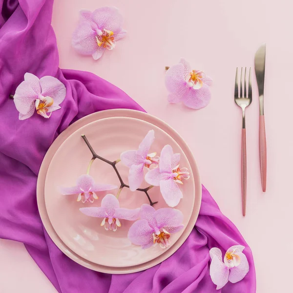 Ρυθμίσεις Λουλουδιών Και Τραπεζιού Ανοιχτό Ροζ Φόντο Ροζ Κεραμικά Πιάτα — Φωτογραφία Αρχείου