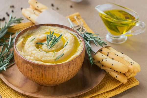 Mísa cizrny domácí hummus s olivovým olejem, rozmarýnem a chlebem — Stock fotografie
