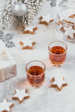 Beyaz arka planda viski, brendi ya da içki, kurabiye ve yılbaşı süslemeleri. Kış tatili kavramı.