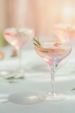 Bir bardak çilek kokteyli veya mocktail, ezilmiş buz ve açık mavi zemin üzerinde köpüklü su ile ferahlatıcı bir yaz içeceği. İçecek fotoğrafçılığı.