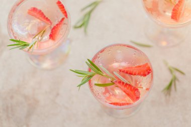 Bir bardak çilek kokteyli ya da mocktail, ezilmiş buz ve hafif arkaplanda köpüklü su ile ferahlatıcı yaz içeceği. İçecek fotoğrafçılığı.