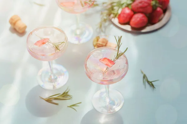Ein Glas Erdbeercocktail Oder Mocktail Erfrischendes Sommergetränk Mit Crushed Ice — Stockfoto