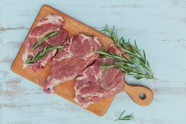 Bifteck Viande Fraîche Cru Entrecote Romarin Assaisonnements Sur Planche Découper — Photo