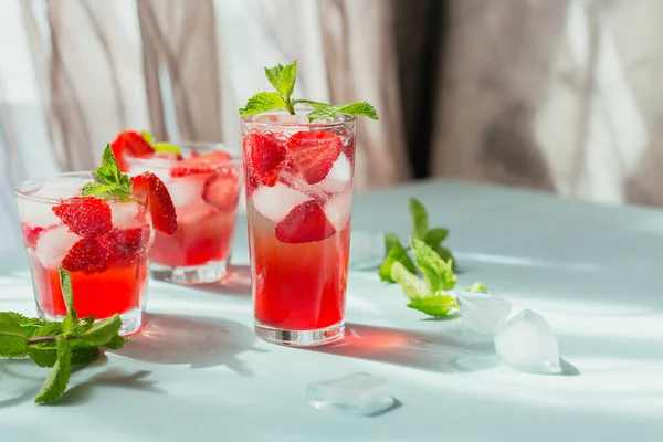 Glas Erdbeerlikör Auf Hellblauem Hintergrund Sommer Gesunde Detox Limonade Cocktail — Stockfoto