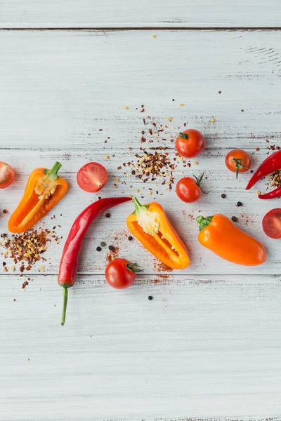 Mischung Aus Frischen Scharfen Bunten Paprika Kirschtomaten Und Gewürzen Auf — Stockfoto