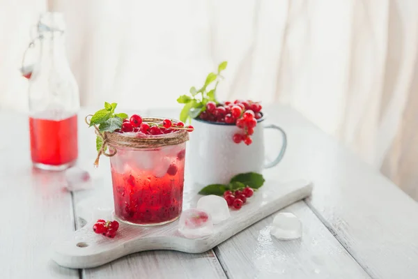 Glas Roter Johannisbeercocktail Oder Mocktail Erfrischendes Sommergetränk Mit Crushed Ice — Stockfoto