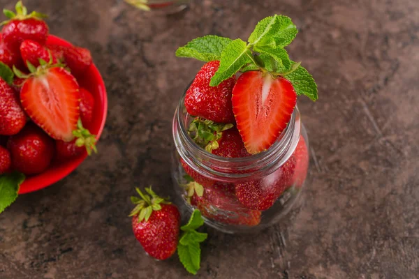 Barattolo Vetro Fragole Succose Rosse Tavolo Marrone Scuro Sano Dieta — Foto Stock