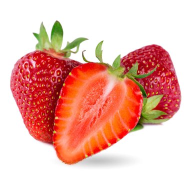 Dilimlenmiş yarısı taze çilek ve beyaz arka planda izole edilmiş yapraklar.