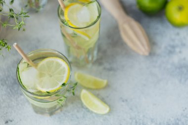 Bardakta taze salatalık kokteyli. Ahşap arka planda salatalık, kireç, kekik ve buz içeren yaz kokteyli metin için metin alanı ile taklit edilir..