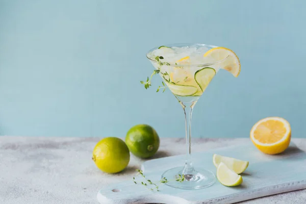 Cocktail Pepino Fresco Vidro Coquetel Verão Com Pepino Limão Tomilho — Fotografia de Stock