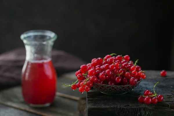 Heap Fresh Red Currant Water Drops Metal Bowl Old Dark — Stock Photo, Image