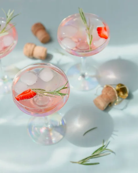 Ein Glas Erdbeercocktail Oder Mocktail Erfrischendes Sommergetränk Mit Crushed Ice — Stockfoto