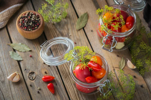 Enlatamento Caseiro Ingrediente Para Picles Tomates Com Endro Mesa Cozinha — Fotografia de Stock