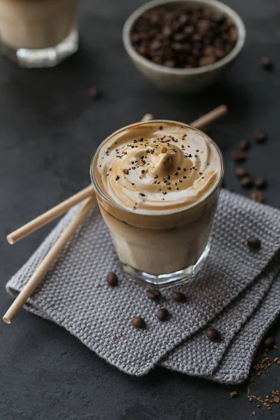 Gelas Iced Dalgona Coffee Krim Lembut Trendi Kopi Dan Susu — Stok Foto