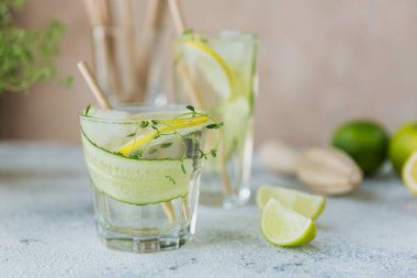Alkollü yaz içkisi. Cin, votka veya tekila, salatalık, kireç, buz küpleri ve ahşap arka planda kekik ile ev yapımı ferahlatıcı kokteyl..