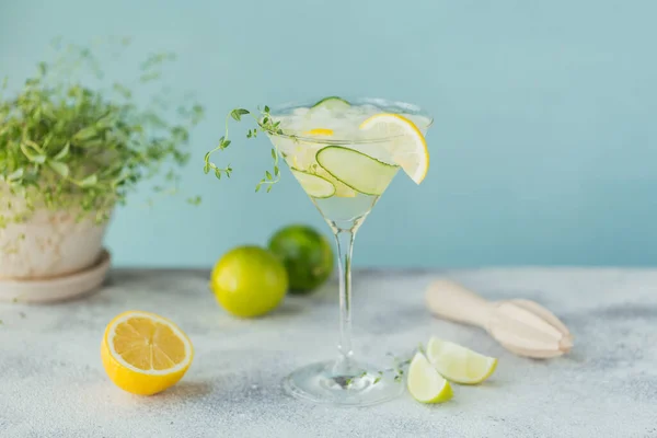 Copo Coquetel Pepino Mocktail Refrescante Bebida Verão Com Gelo Picado — Fotografia de Stock