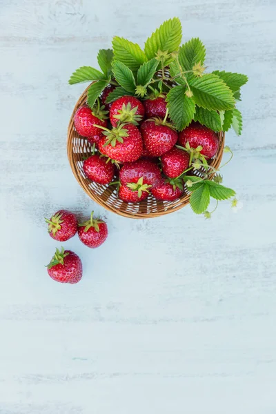 Mucchio Fragole Fresche Cesto Ciotola Sfondo Legno Chiaro Note Alimentazione — Foto Stock