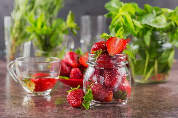 Ingrediens För Hemlagad Jordgubbssylt Eller Marmelad Glasburk Med Mogna Söta — Stockfoto