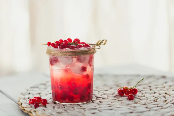 Verse Rode Bessencocktail Glazen Pot Zomer Roze Cocktail Met Rode — Stockfoto