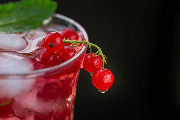 Vaso Cóctel Grosella Roja Mocktail Refrescante Bebida Verano Con Hielo —  Fotos de Stock